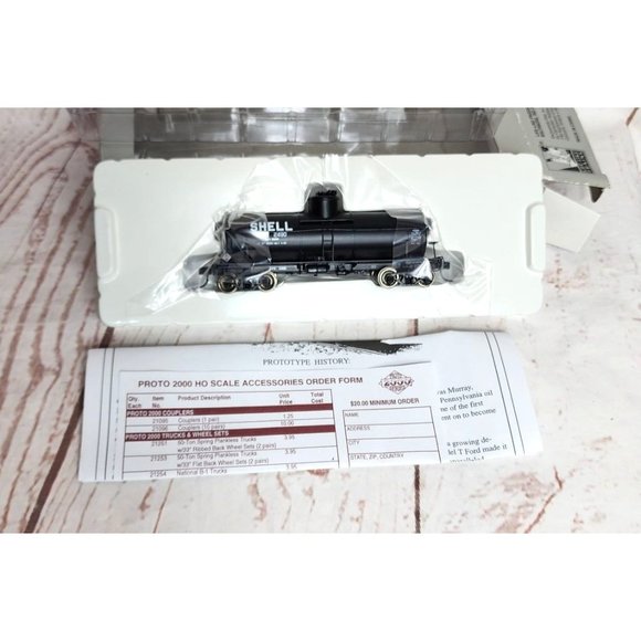 Life Like Trains Proto 2000 Series 8000 Gallon Riveted Tank Car Model Train - Picture 5 of 16